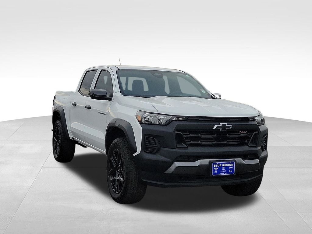 2025 Chevrolet Colorado Trail Boss in Summit White — front three-quarter view